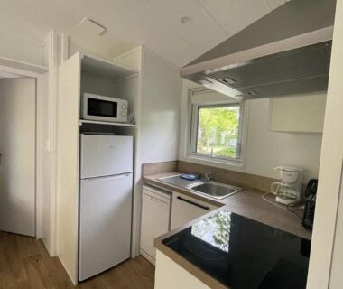 Cuisine équipée dans mobil-home au ZEcamping 4 étoiles animaux acceptés bain à remous sauna et solarium