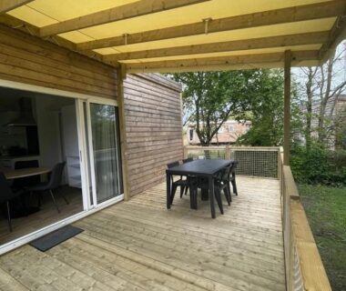 Terrasse en bois avec table et chaises du ZEcamping 4 étoiles animaux acceptés bain à remous sauna et solarium