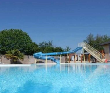 Piscine extérieure avec toboggan au ZEcamping 4 étoiles animaux acceptés et piscine couverte
