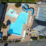 Vue aérienne du complexe aquatique avec toboggan au ZEcamping 4 étoiles animaux acceptés et piscine couverte