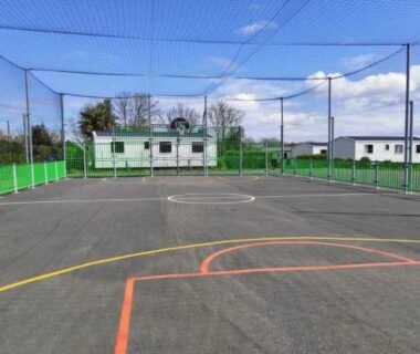 Terrain multisports extérieur avec filets et mobil-homes au ZEcamping 4 étoiles animaux acceptés et piscine couverte