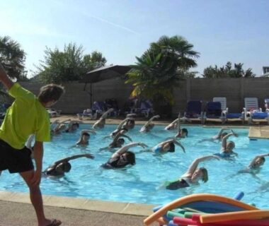 Piscine extérieure avec cours d'aquagym et transats au ZEcamping 4 étoiles animaux acceptés et piscine couverte
