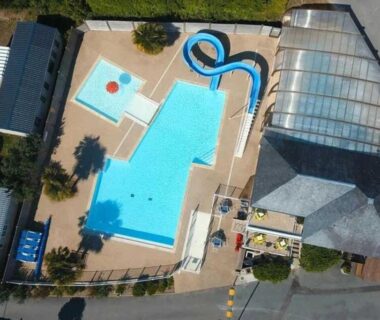 Vue aérienne du complexe aquatique avec toboggan au ZEcamping 4 étoiles animaux acceptés et piscine couverte