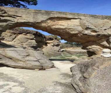 Arche de rochers sur la côte en Bretagne au ZEcamping 4 étoiles animaux acceptés et piscine couverte