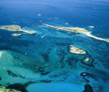 Côte et îlots bretons vus du ciel au ZEcamping 4 étoiles animaux acceptés et piscine couverte