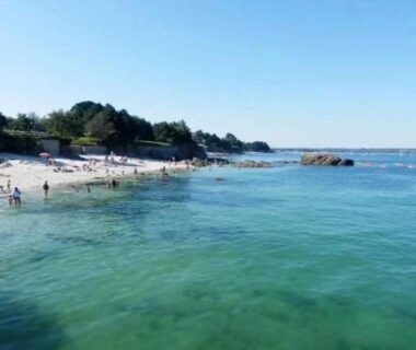 Plage de sable et eaux claires au ZEcamping 4 étoiles animaux acceptés et piscine couverte