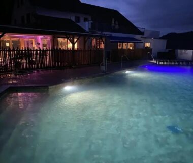 Piscine extérieure éclairée la nuit au ZEcamping 4 étoiles animaux acceptés