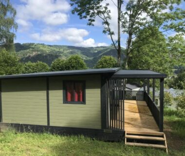 Mobil-home sur pelouse avec terrasse et rampe au ZEcamping 4 étoiles