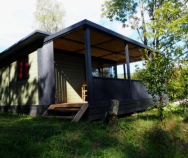 Terrasse bois et chalet surélevé dans le camping ZEcamping 4 étoiles animaux acceptés tennis piscine couverte