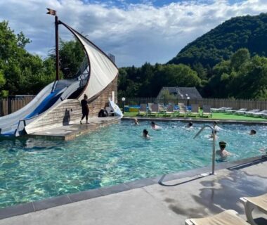 Piscine extérieure avec toboggan en forme de voile au ZEcamping 4 étoiles animaux acceptés tennis piscine couverte