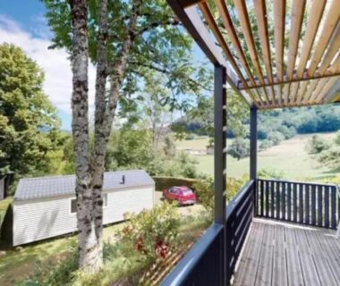 Terrasse en bois avec vue sur mobil-homes et campagne au ZEcamping 4 étoiles animaux acceptés tennis piscine couverte
