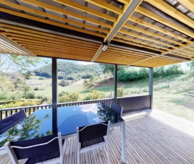 Terrasse couverte avec spa et chaises vue campagne au ZEcamping 4 étoiles animaux acceptés tennis piscine couverte