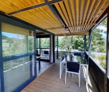 Terrasse couverte avec table et chaises au ZEcamping 4 étoiles animaux acceptés tennis piscine couverte