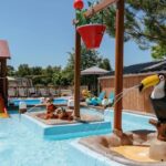 Piscine pour enfants avec toboggans et jeux aquatiques au ZEcamping 4 étoiles animé