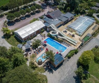 Aire aquatique avec piscines et toboggan au ZEcamping 4 étoiles animé avec piscine couverte