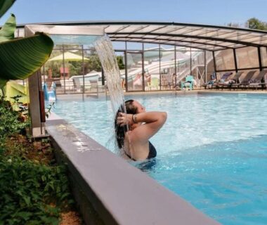 Piscine couverte avec cascade et baigneuse au ZEcamping 4 étoiles animé