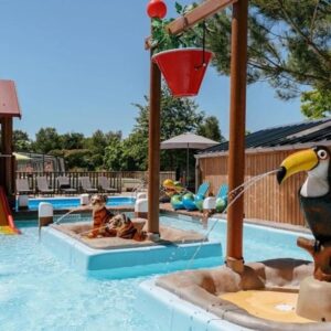 Piscine pour enfants avec toboggans et jeux aquatiques au ZEcamping 4 étoiles animé