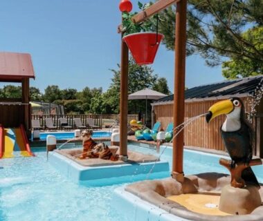 Piscine pour enfants avec toboggans et jeux aquatiques au ZEcamping 4 étoiles animé