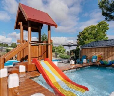 Piscine extérieure avec toboggan et aire de jeux au ZEcamping 4 étoiles animé avec piscine couverte