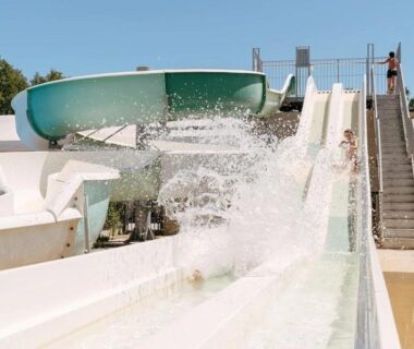 Parc aquatique avec toboggans et éclaboussures au ZEcamping 4 étoiles animé avec piscine couverte