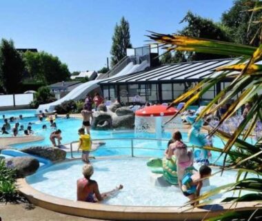 Piscine extérieure avec toboggans au ZEcamping 4 étoiles animé parc aquatique pet friendly sauna