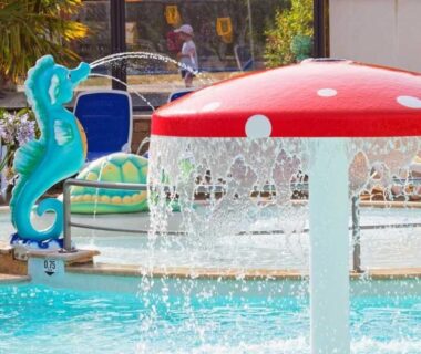 Piscine ludique avec champignon arroseur et hippocampe au ZEcamping 4 étoiles animé parc aquatique pet friendly sauna