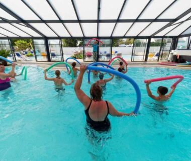 Piscine couverte avec cours d'aquagym au ZEcamping 4 étoiles animé parc aquatique pet friendly sauna