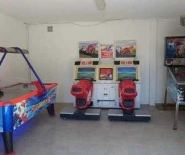 Salle de jeux avec air hockey et bornes d'arcade au ZEcamping 4 étoiles animé parc aquatique pet friendly sauna