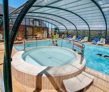 Piscine couverte avec spa et transats au ZEcamping 4 étoiles avec pet friendly piscine couverte à 200m de la plage