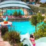 Piscine extérieure avec toboggan et dôme au ZEcamping 4 étoiles