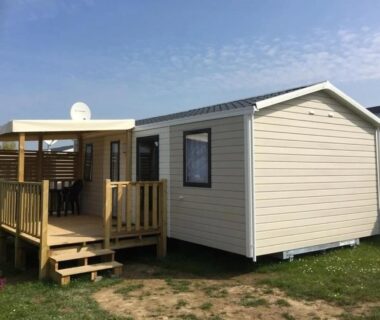 Terrasse en bois devant mobil-home du ZEcamping 4 étoiles
