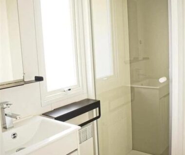 Salle de bain avec cabine de douche au ZEcamping 4 étoiles pet friendly
