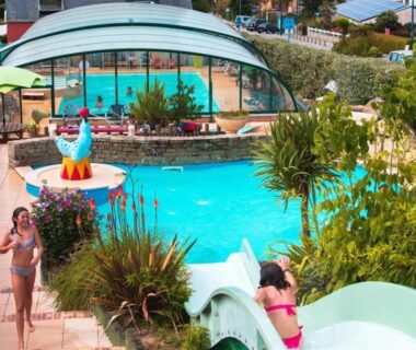 Piscine extérieure avec toboggan et dôme au ZEcamping 4 étoiles