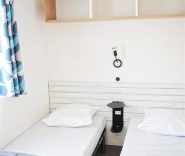 Chambre avec deux lits simples au camping ZEcamping 4 étoiles