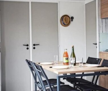 Coin repas intérieur avec table et chaises dans un mobil home ZEcamping 4 étoiles