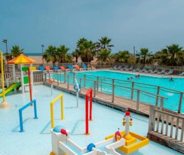 Piscine extérieure avec aire de jeux aquatiques au ZEcamping 4 étoiles