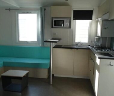 Coin cuisine et banquette turquoise dans le mobil-home ZEcamping 4 étoiles chiens acceptés piscine chauffée et toboggans