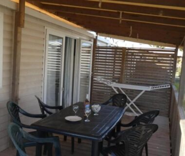 Terrasse couverte avec table et chaises du mobil-home ZEcamping 4 étoiles