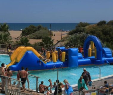 Piscine extérieure avec parcours gonflable et baigneurs au ZEcamping 4 étoiles