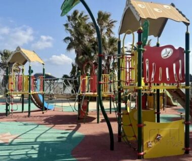 Aire de jeux avec toboggans et palmiers dans le camping ZEcamping 4 étoiles chiens acceptés piscine chauffée et toboggans