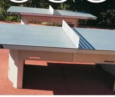 Aire extérieure avec table de ping pong au ZEcamping 4 étoiles chiens acceptés piscine chauffée et toboggans