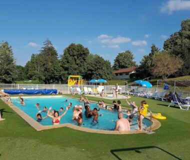Piscine extérieure avec enfants au ZEcamping 4 étoiles dog friendly avec club enfant piscine chauffée et tennis