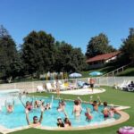 Piscine extérieure avec enfants et transats au camping ZEcamping 4 étoiles dog friendly