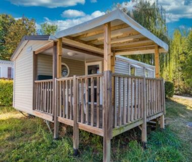 Mobil-home sur pilotis avec terrasse en bois au ZEcamping 4 étoiles dog friendly