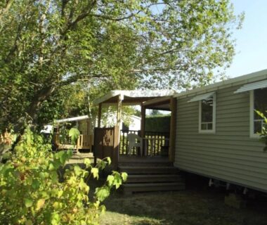 Mobil-homes et terrasse ombragée dans la Drôme ZEcamping 4 étoiles dog friendly avec club enfant piscine chauffée et tennis