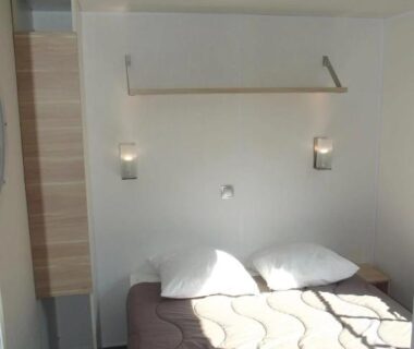 Chambre mobil-home avec lit double et appliques au ZEcamping 4 étoiles dog friendly