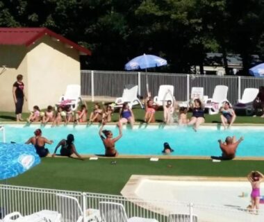 Piscine extérieure chauffée avec baigneurs et transats au ZEcamping 4 étoiles dog friendly