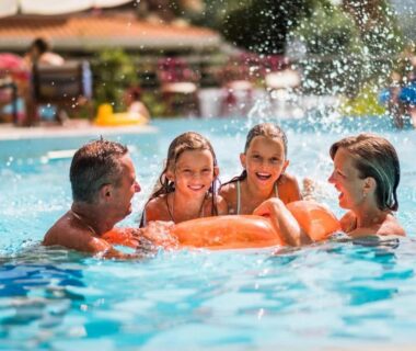 Piscine avec famille sur bouée au camping ZEcamping 4 étoiles face à la Mer