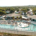 Piscine extérieure avec transats et terrasse au ZEcamping 4 étoiles face à la Mer