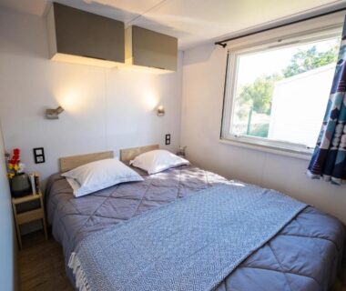Chambre avec lits jumeaux et fenêtre dans le MH Climatisé ZEcamping 4 étoiles face à la Mer